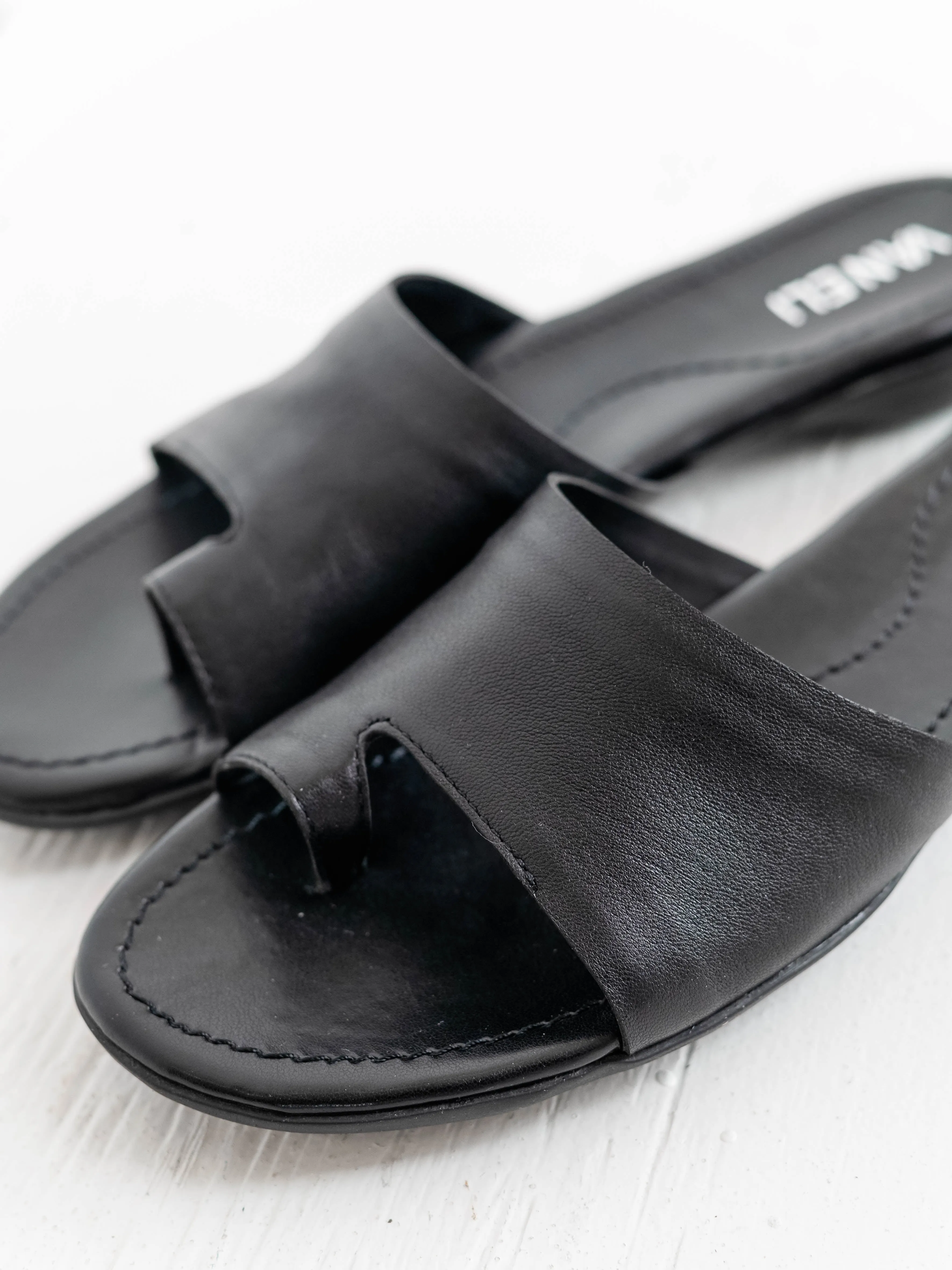 Tallis Black Glove by Vaneli
